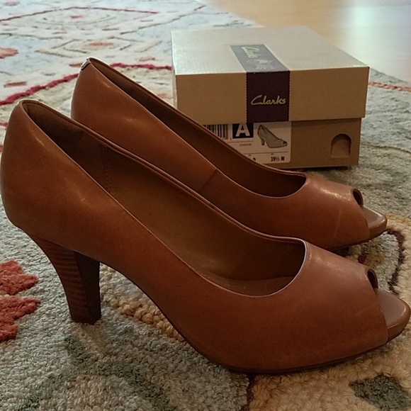 clarks beige heels
